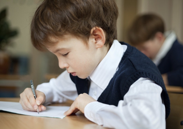 Làm thế nào để học sinh tiểu học không mắc tật cong vẹo cột sống?