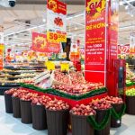 Mở siêu thị không chỉ đơn giản là nhập hàng và bán. Để vận hành hiệu quả, bạn cần chuẩn bị hệ thống thiết bị đồng bộ giúp trưng bày đẹp, bảo quản tốt và tối ưu trải nghiệm mua sắm. Bài viết này sẽ giúp bạn nắm rõ: Danh sách thiết bị bắt buộc khi mở siêu thị Gợi ý lựa chọn theo từng quy mô Điều hướng sản phẩm chuẩn – tối ưu chi phí 1. Thiết bị trưng bày siêu thị (Quan trọng nhất) Đây là nhóm thiết bị quyết định trực tiếp đến doanh thu và hành vi mua hàng. 🔹 Kệ siêu thị Kệ đơn, kệ đôi, kệ áp tường Kệ trưng bày hàng khô, hàng tiêu dùng Chất liệu sắt sơn tĩnh điện bền bỉ 👉 Vai trò: Tối ưu không gian Tăng khả năng nhìn thấy sản phẩm Tạo lối đi khoa học 🔹 Tủ mát siêu thị (thiết bị không thể thiếu) Tủ mát đứng trưng bày nước, sữa Tủ mát nằm trưng bày rau củ, thịt nguội Tủ mát không cánh (open chiller) cho siêu thị lớn 👉 Lợi ích: Giữ nhiệt ổn định 2–8°C Tăng độ tươi và thời gian bảo quản Giúp sản phẩm luôn hấp dẫn 🔥 Gợi ý sản phẩm tại Kanawa: Tủ mát siêu thị đa dạng dung tích Thiết kế kính trong suốt – tăng trưng bày Tiết kiệm điện – vận hành bền bỉ 👉 Xem ngay các mẫu tủ mát siêu thị Kanawa bán chạy nhất – gọi hotline để được tư vấn setup miễn phí! 🔹 Tủ đông công nghiệp Bảo quản thịt, cá, thực phẩm đông lạnh Dung tích lớn – phù hợp siêu thị mini đến lớn 👉 Nhiệt độ: -18°C đến -25°C 🔥 Kanawa cung cấp: Tủ đông đứng – tiết kiệm diện tích Tủ đông nằm – dung tích lớn 👉 Click xem 28+ Mẫu tủ đông công nghiệp Kanawa chính hãng – giá tốt cho chủ siêu thị mới mở! 2. Thiết bị thanh toán & quản lý bán hàng Một siêu thị chuyên nghiệp không thể thiếu hệ thống quản lý. 🔹 Máy POS bán hàng Tính tiền nhanh chóng Quản lý tồn kho 🔹 Máy quét mã vạch Tăng tốc độ thanh toán Giảm sai sót 🔹 Máy in hóa đơn 👉 Lợi ích: Tạo trải nghiệm chuyên nghiệp Giảm thất thoát 3. Thiết bị bảo quản & lưu trữ Không phải hàng nào cũng trưng bày – cần khu lưu trữ phía sau. 🔹 Tủ lạnh công nghiệp Bảo quản thực phẩm số lượng lớn 🔹 Kho đông – kho mát mini 👉 Giúp: Dự trữ hàng hóa Giảm nhập hàng nhiều lần 4. Thiết bị chế biến (nếu có khu thực phẩm tươi/sơ chế) Nếu siêu thị có khu: Thịt tươi Đồ ăn chế biến sẵn 👉 Cần thêm: Bàn inox Tủ nấu cơm công nghiệp Tủ hấp thực phẩm 🔥 Kanawa gợi ý: Tủ nấu cơm công nghiệp Thiết bị inox bếp bền chuẩn nhà hàng 👉 Xem ngay combo thiết bị bếp công nghiệp Kanawa – tối ưu chi phí cho siêu thị! 5. Thiết bị hỗ trợ khách hàng 🔹 Xe đẩy siêu thị Xe lớn, giỏ xách tay 🔹 Giỏ nhựa Phù hợp siêu thị mini 👉 Giúp tăng: Giá trị đơn hàng Trải nghiệm mua sắm 6. Thiết bị an ninh & vận hành 🔹 Camera giám sát 🔹 Cổng từ chống trộm 🔹 Hệ thống đèn chiếu sáng 👉 Vai trò: Bảo vệ hàng hóa Tăng sự chuyên nghiệp 7. Checklist mở siêu thị đầy đủ (tóm tắt) ✔ Kệ trưng bày ✔ Tủ mát siêu thị ✔ Tủ đông công nghiệp ✔ Máy POS + quét mã vạch ✔ Tủ lạnh/kho lưu trữ ✔ Xe đẩy – giỏ hàng ✔ Camera – an ninh 8. Kinh nghiệm chọn thiết bị siêu thị (RẤT QUAN TRỌNG) 👉 Chọn theo diện tích: 50m² → siêu thị mini 60–150m² → cửa hàng tiện lợi 150m² → siêu thị quy mô 👉 Ưu tiên: Tiết kiệm điện Bền – dễ bảo trì Đồng bộ thiết kế 👉 Sai lầm cần tránh: Mua thiết bị rẻ, nhanh hỏng Không tính toán công suất Thiếu tủ mát → hư hàng 9. Vì sao nên chọn thiết bị siêu thị Kanawa? ✔ Chuyên thiết bị công nghiệp cho F&B và siêu thị ✔ Đa dạng mẫu mã – đủ combo setup ✔ Giá tốt tận xưởng ✔ Hỗ trợ tư vấn layout miễn phí 👉 Bạn đang chuẩn bị mở siêu thị? Đừng mua lẻ từng thiết bị – rất tốn chi phí và thiếu đồng bộ. 🔥 Kanawa cung cấp: Combo thiết bị siêu thị trọn gói Tư vấn setup miễn phí theo mặt bằng Giao hàng toàn quốc – bảo hành rõ ràng 👉 Liên hệ ngay hotline Kanawa để nhận: Báo giá nhanh trong 5 phút Bản layout setup siêu thị miễn phí Ưu đãi riêng cho khách mở mới Để mở siêu thị thành công, bạn cần chuẩn bị đầy đủ thiết bị trưng bày – bảo quản – vận hành. Trong đó, tủ mát và tủ đông là yếu tố cốt lõi quyết định chất lượng hàng hóa và doanh thu. 👉 Lựa chọn đúng ngay từ đầu sẽ giúp bạn: Tiết kiệm chi phí Vận hành ổn định Tăng lợi nhuận lâu dài>>> Xem thêm chi tiết tại: Mở siêu thị cần những thiết bị gì? Danh sách đầy đủ từ A–Z